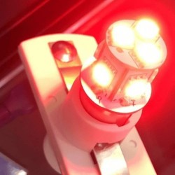 Ampoule 8 LEDs 24V - rouge : remplacement, modernisation et meilleure sécurité de son véhicule