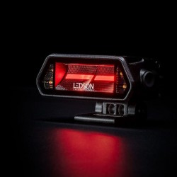 Feu de travail : Barre LED EPIX5+ Strobe : lumière rouge allumée dans la nuit