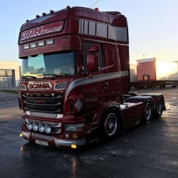 Visière Polyester Scania 350mm  - Compatible Scania R - Topline - Vue sur camion 3/4