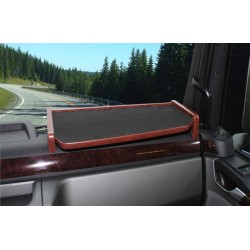 Tablette passage noire avec bordure en noyer pour MAN TGX XL XLX XXL : vue de la cabine du camion