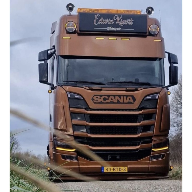 Visière pour camion Scania Next Gen - 45cm - 5 veilleuses : protection solaire avec style Visière pour camion Scania Next Gen - 45cm - 5 veilleuses : protection solaire avec style