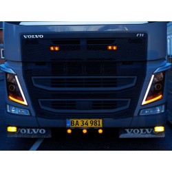 Kit de conversion feux de jour pour Volvo FH4 et FM4 à partir de 2025 - Couleur orange et blanche vue sur camion