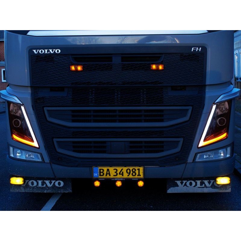 Kit de conversion feux de jour pour Volvo FH4 et FM4 à partir de 2025 - Couleur orange et blanche vue sur camion