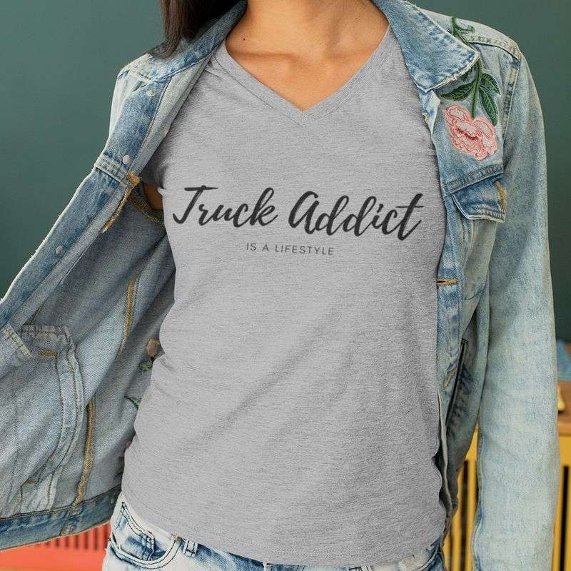 T-shirt femme gris Truck Addict Modern Trucker - zoom sur l'imprimer en sérigraphie T-shirt femme gris Truck Addict Modern Trucker - zoom sur l'imprimer en sérigraphie