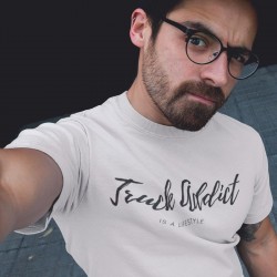 T-shirt homme blanc Truck Addict Modern Trucker porté sur un homme