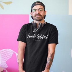 T-shirt homme noir Truck Addict Modern Trucker porté sur un homme tatoué