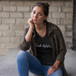 T-shirt femme noir : Truck Addict Modern Trucker portée par une femme avec une veste