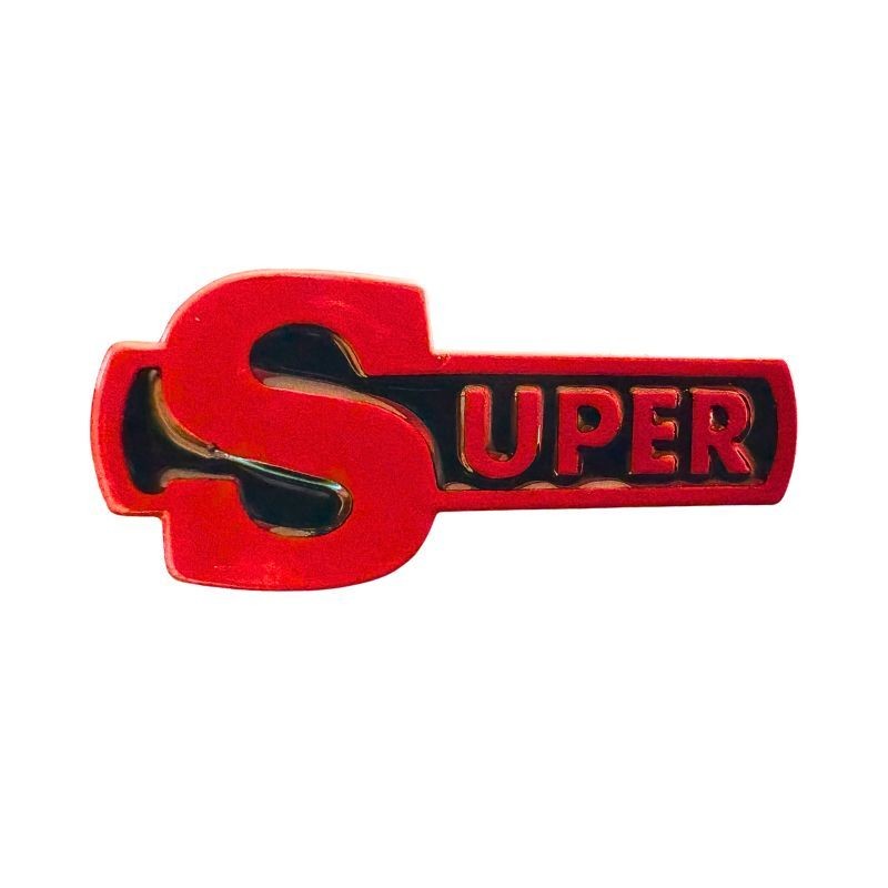 Pin's Super rouge pour afficher sa passion pour les camions