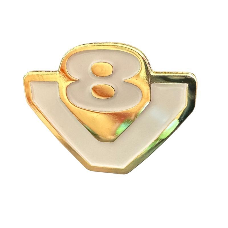 Pin's V8 gold : accessoire old school indispensables pour les fans de camions Pin's V8 gold : accessoire old school indispensables pour les fans de camions