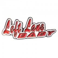 Pin's Left Lane Baby pour un style routier assumé