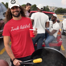 T-shirt Homme Rouge - Truck Addict Modern Trucker porté en situation festive