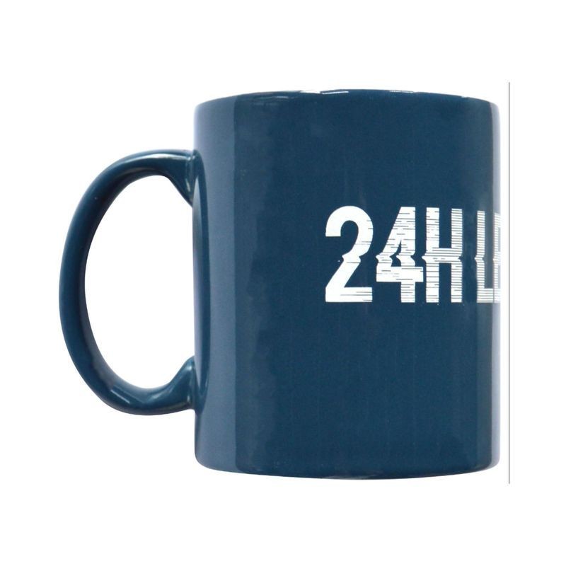Mug Bleu 24H Le Mans - Zoom sur la typo qui évoque la vitesse Mug Bleu 24H Le Mans - Zoom sur la typo qui évoque la vitesse