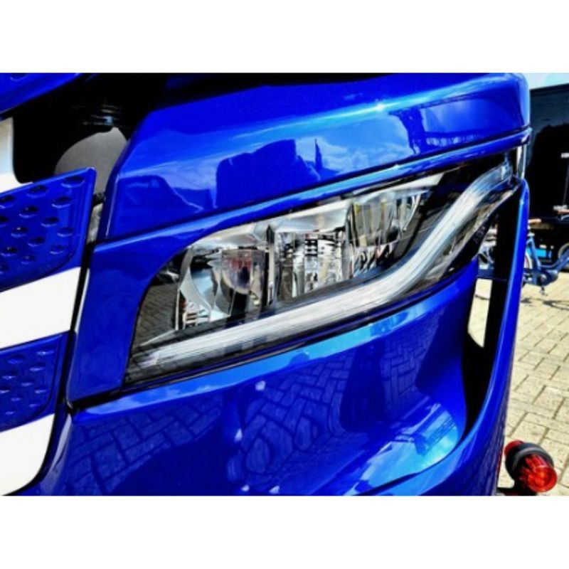 Paupières de Phares Iveco S-Way à Peindre : zoom sur le côté droit Paupières de Phares Iveco S-Way à Peindre : zoom sur le côté droit