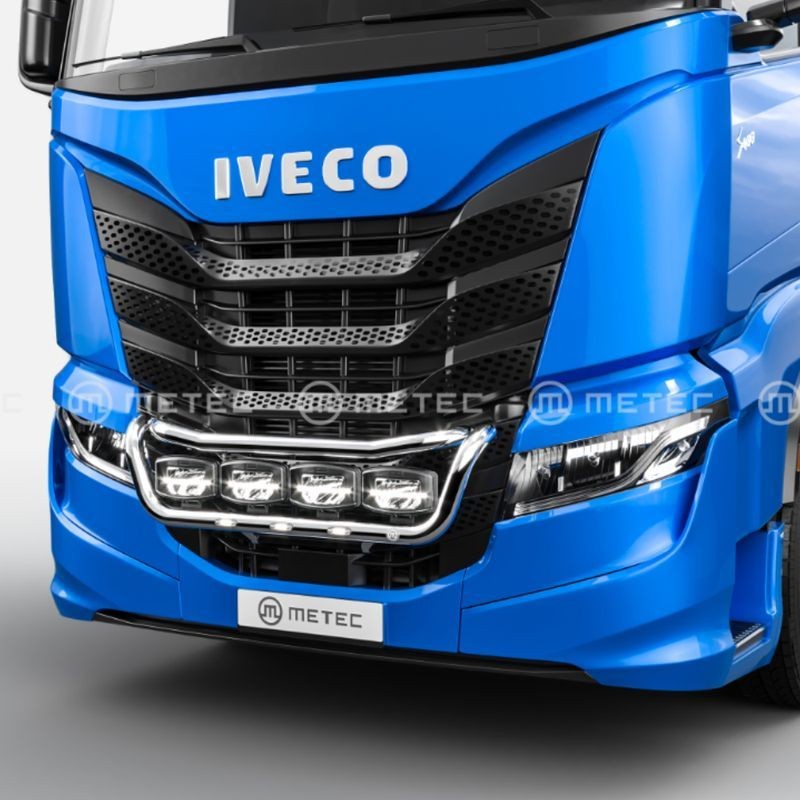 Rampe de Calandre Inox avec LEDs TAILOR pour IVECO S-Way : vue en situation sur un poids lourd bleu